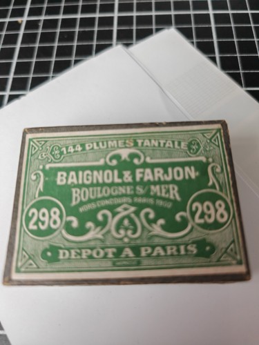 Boîte plumes scellée - de,