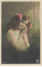 Enfant - Portrait d'une jeune fille souriant, les mains jointes