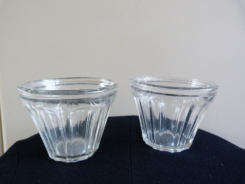 Deux anciens pots coniques - , à