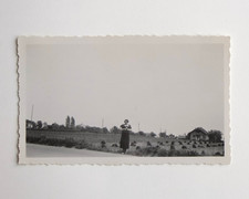 Femme champ vue paysage route