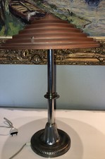 LELEU Lampe art déco en métal argenté & verre satiné à décor de gradins Signée