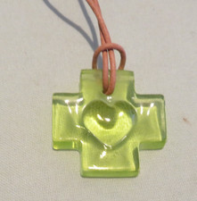 CRISTAL DE SEVRES Pendentif  Croix et Coeur vert TBE