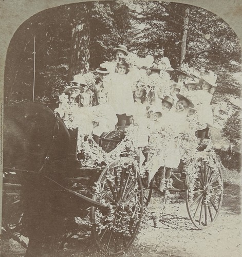 Enfants sur char fleuri - enfants,