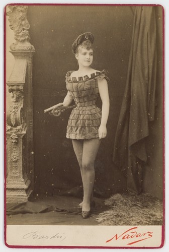 Mlle bardin dans paris - mlle,