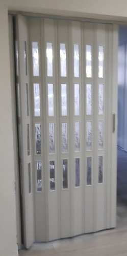 Porte pliante assemblée - , sur