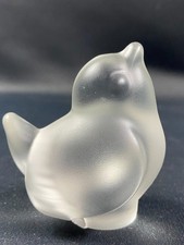 Sujet animalier en cristal dépoli signé Sèvres au moineau