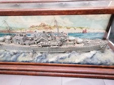 Maquette de bateau cuirassier sous vitrine