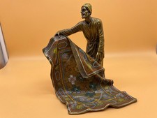 Sculpture  Vendeur d"un tapis en bronze style vienna d'après Franz Bergman