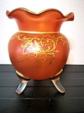 Joli vase ancien en verre rose  émaillé  à l'or   A restaurer au pied.