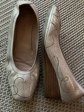 CHAUSSURES HISPANITAS P38,5 CUIR ECRU NACRE ARGENTE BRODE PETIT TALON COMPENSE