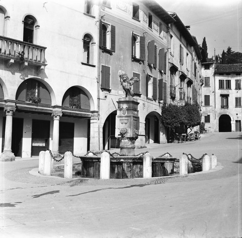 Asolo 1950 place fontaine - -,