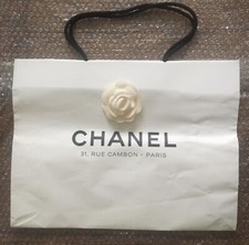 beau sac vintage shopping de la Maison Chanel camélia cartonné 43 X 33 X 16 CM