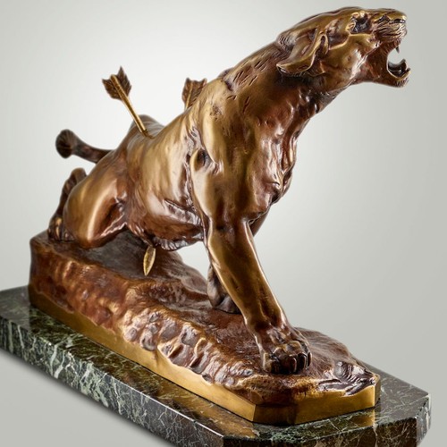Bronze lionne aux - -,