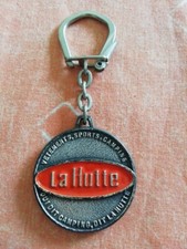 PORTE CLES publicitaire MÉTAL LA HUTTE VÊTEMENTS SPORTS CAMPING