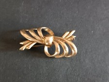 **BROCHE EN LAITON ART EN