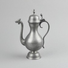 Cruche en étain avec