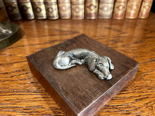 Chien alongé Etain Michel