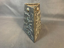 Ancien vase triangulaire en zinc Art Déco déco fleurs et lézard brocante
