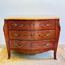 Très belle commode tombeau en marqueterie style louis xv. Estampillé Marquant P