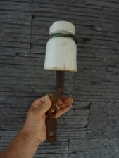 Gros isolateur en porcelaine