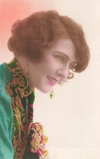 CP PROFIL FEMME BRUNE ROUGE-A-LEVRE BOUCLES D'OREILLE VESTE TURQUOISE - ROSE