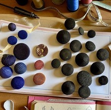 Lot de 28 boutons anciens en