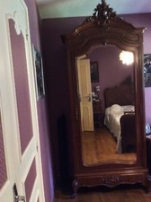 armoire en Noyer  avec corniche fleurie de roses 