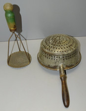 -OBJETS ANCIENS PRESSE PUREE et UNE PASSOIRE AVEC UN MANCHE BOIS     D