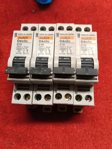 Lot disjoncteus - 4,