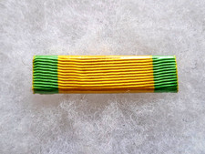 Une barrette médaille - une, de