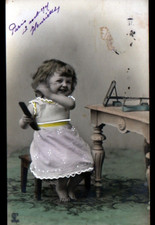 ENFANT devant sa COIFFEUSE avec PEIGNE en 1905