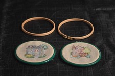 ANCIENNE LOT DE TROIS ROND EN BOIS ET PLASTIQUE A FAIRE DES CANEVAS