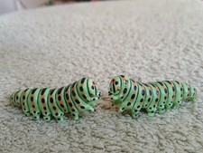 Insectes PAPO - Deux chenilles vertes (larves de papillon) pointillés ocre noir