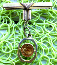 Belle Ancienne Broche métal. Bébé poupée Bavoir .