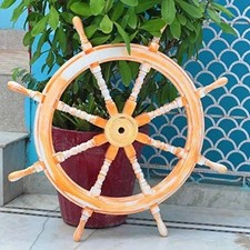 Roue de navire en bois et