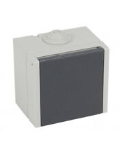 Prise étanche 3P+N+T à volet