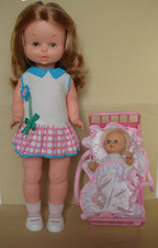 FAMOSA - Poupée habillée d'origine et poupon automate dans son lit (fonctionne)