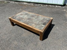 Table basse vintage brutaliste en chêne et ardoise des années 60 70