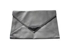 Pochette enveloppe sobre et moderne grise en cuir véritable de chevreau, gris