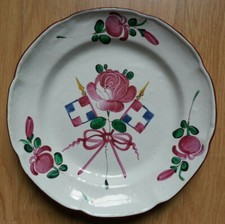 RARE SUPERBE ASSIETTE XVIIIe FAIENCE DES ISLETTES rose drapeaux district
