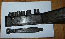 Clé à cliquet vintager vers 1950 boite en tole, outil voiture garage indus