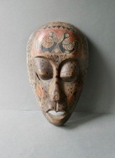 masque tribal indonésien, en bois sculpté, décoré d'oiseaux, H 33 cm