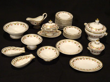 Ancienne dinette en porcelaine  25 pièces  décor floral  peint