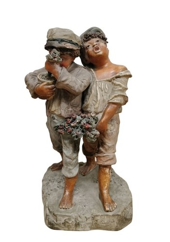 Deux enfants tenant des - deux,
