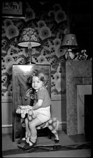Portrait petite fille cheval à bascule TSF - 2 ancien négatif photo an. 1930