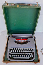 ANCIENNE PETITE MACHINE A ECRIRE  MARQUE  JAPY  AVEC SON COFFRET