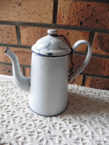 Ancienne petite cafetiere - petite,