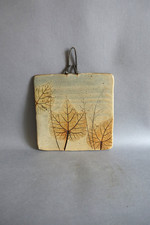 Plaque murale en grès émaillé à décor de feuillage Vintage signée