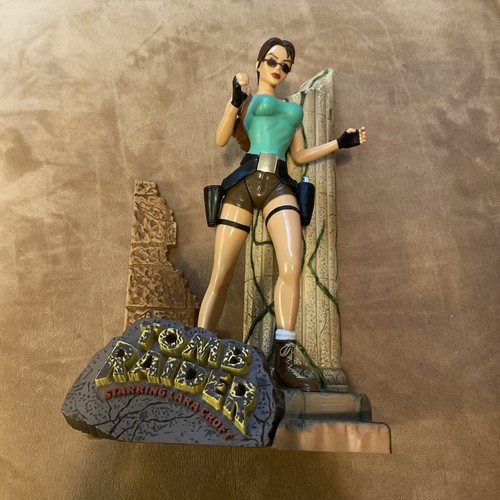 Lara croft tomb raider - tomb, figure