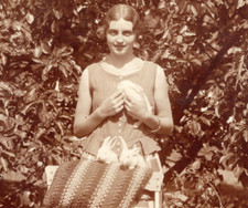 123/163 Photo Anciennes Époques Jeune Femme Lapin